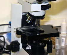 O Laboratório Central do Estado (Lacen Paraná), recebeu quinta-feira (5) 10 kits para o diagnóstico do novo coronavírus, quantidade suficiente para a realização de 240 testes. Esses kits foram encomendados pelo Ministério da Saúde, para a FioCruz (Fundação Oswaldo Cruz) e o Instituto de Biologia Molecular do Paraná (IBMP).Foto: Antonio Américo/SESA
