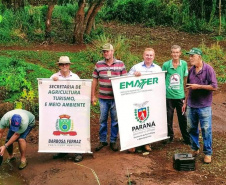  A Secretaria Municipal de Agricultura, Turismo e Meio Ambiente, com o apoio do Instituto de Desenvolvimento Rural do Paraná – Iapar-Emater e outros parceiros, está capturando alevinos de lambari no Lago do Parque Verde Vida e soltando em locais de proliferação do mosquito identificados pela Secretaria Municipal da Saúde. Os alevinos se alimentam das larvas, evitando que elas cheguem à fase adulta.Foto:Leandro Mello/Prefeitura de Barbosa Ferraz
