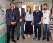 A Companhia Paranaense de Gás (Compagas) apoia, com repasse de recursos, o projeto de melhorias e ampliação da Unidade de Cuidados Prolongados (U.C.P. II) do Pequeno Cotolengo, entidade de Curitiba, que abriga pessoas com deficiência. Nesta segunda-feira (09), a primeira-dama do Paraná, Luciana Saito Massa, e o presidente da Compagas, Rafael Lamastra Jr. visitaram o Pequeno Cotolengo, para acompanhar de perto o projeto, que contribuirá para o sistema de saúde do Estado. Foto:Divulgação