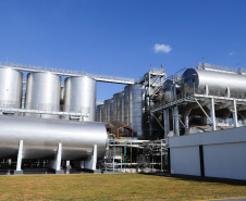 O Grupo Heineken confirmou novos investimentos no Paraná. Em cerimônia com o governador Carlos Massa Ratinho Junior, nesta quarta-feira (11), na unidade da indústria, em Ponta Grossa, a cervejaria anunciou que vai destinar R$ 865 milhões até 2021 para a ampliação da produção da planta, concentrada em rótulos como Heineken e Amstel. Serão 600 novos empregos entre diretos e indiretos.