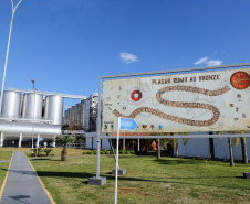O Grupo Heineken confirmou novos investimentos no Paraná. Em cerimônia com o governador Carlos Massa Ratinho Junior, nesta quarta-feira (11), na unidade da indústria, em Ponta Grossa, a cervejaria anunciou que vai destinar R$ 865 milhões até 2021 para a ampliação da produção da planta, concentrada em rótulos como Heineken e Amstel. Serão 600 novos empregos entre diretos e indiretos.