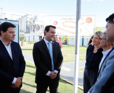 O Grupo Heineken confirmou novos investimentos no Paraná. Em cerimônia com o governador Carlos Massa Ratinho Junior, nesta quarta-feira (11), na unidade da indústria, em Ponta Grossa, a cervejaria anunciou que vai destinar R$ 865 milhões até 2021 para a ampliação da produção da planta, concentrada em rótulos como Heineken e Amstel. Serão 600 novos empregos entre diretos e indiretos.