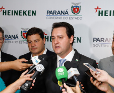 O Grupo Heineken confirmou novos investimentos no Paraná. Em cerimônia com o governador Carlos Massa Ratinho Junior, nesta quarta-feira (11), na unidade da indústria, em Ponta Grossa, a cervejaria anunciou que vai destinar R$ 865 milhões até 2021 para a ampliação da produção da planta, concentrada em rótulos como Heineken e Amstel. Serão 600 novos empregos entre diretos e indiretos.