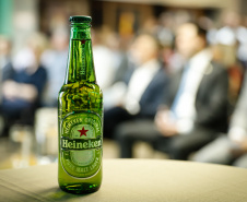 O Grupo Heineken confirmou novos investimentos no Paraná. Em cerimônia com o governador Carlos Massa Ratinho Junior, nesta quarta-feira (11), na unidade da indústria, em Ponta Grossa, a cervejaria anunciou que vai destinar R$ 865 milhões até 2021 para a ampliação da produção da planta, concentrada em rótulos como Heineken e Amstel. Serão 600 novos empregos entre diretos e indiretos.