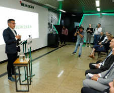 O Grupo Heineken confirmou novos investimentos no Paraná. Em cerimônia com o governador Carlos Massa Ratinho Junior, nesta quarta-feira (11), na unidade da indústria, em Ponta Grossa, a cervejaria anunciou que vai destinar R$ 865 milhões até 2021 para a ampliação da produção da planta, concentrada em rótulos como Heineken e Amstel. Serão 600 novos empregos entre diretos e indiretos.