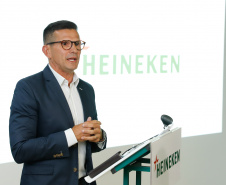O Grupo Heineken confirmou novos investimentos no Paraná. Em cerimônia com o governador Carlos Massa Ratinho Junior, nesta quarta-feira (11), na unidade da indústria, em Ponta Grossa, a cervejaria anunciou que vai destinar R$ 865 milhões até 2021 para a ampliação da produção da planta, concentrada em rótulos como Heineken e Amstel. Serão 600 novos empregos entre diretos e indiretos.
