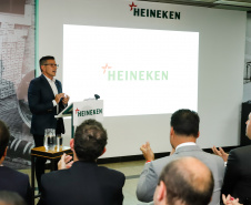 O Grupo Heineken confirmou novos investimentos no Paraná. Em cerimônia com o governador Carlos Massa Ratinho Junior, nesta quarta-feira (11), na unidade da indústria, em Ponta Grossa, a cervejaria anunciou que vai destinar R$ 865 milhões até 2021 para a ampliação da produção da planta, concentrada em rótulos como Heineken e Amstel. Serão 600 novos empregos entre diretos e indiretos.
