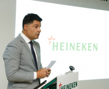 O Grupo Heineken confirmou novos investimentos no Paraná. Em cerimônia com o governador Carlos Massa Ratinho Junior, nesta quarta-feira (11), na unidade da indústria, em Ponta Grossa, a cervejaria anunciou que vai destinar R$ 865 milhões até 2021 para a ampliação da produção da planta, concentrada em rótulos como Heineken e Amstel. Serão 600 novos empregos entre diretos e indiretos.