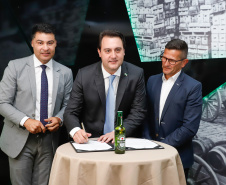 O Grupo Heineken confirmou novos investimentos no Paraná. Em cerimônia com o governador Carlos Massa Ratinho Junior, nesta quarta-feira (11), na unidade da indústria, em Ponta Grossa, a cervejaria anunciou que vai destinar R$ 865 milhões até 2021 para a ampliação da produção da planta, concentrada em rótulos como Heineken e Amstel. Serão 600 novos empregos entre diretos e indiretos.