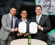 O Grupo Heineken confirmou novos investimentos no Paraná. Em cerimônia com o governador Carlos Massa Ratinho Junior, nesta quarta-feira (11), na unidade da indústria, em Ponta Grossa, a cervejaria anunciou que vai destinar R$ 865 milhões até 2021 para a ampliação da produção da planta, concentrada em rótulos como Heineken e Amstel. Serão 600 novos empregos entre diretos e indiretos.
