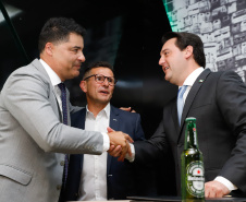 O Grupo Heineken confirmou novos investimentos no Paraná. Em cerimônia com o governador Carlos Massa Ratinho Junior, nesta quarta-feira (11), na unidade da indústria, em Ponta Grossa, a cervejaria anunciou que vai destinar R$ 865 milhões até 2021 para a ampliação da produção da planta, concentrada em rótulos como Heineken e Amstel. Serão 600 novos empregos entre diretos e indiretos.