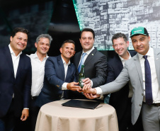 O Grupo Heineken confirmou novos investimentos no Paraná. Em cerimônia com o governador Carlos Massa Ratinho Junior, nesta quarta-feira (11), na unidade da indústria, em Ponta Grossa, a cervejaria anunciou que vai destinar R$ 865 milhões até 2021 para a ampliação da produção da planta, concentrada em rótulos como Heineken e Amstel. Serão 600 novos empregos entre diretos e indiretos.