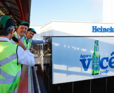 O Grupo Heineken confirmou novos investimentos no Paraná. Em cerimônia com o governador Carlos Massa Ratinho Junior, nesta quarta-feira (11), na unidade da indústria, em Ponta Grossa, a cervejaria anunciou que vai destinar R$ 865 milhões até 2021 para a ampliação da produção da planta, concentrada em rótulos como Heineken e Amstel. Serão 600 novos empregos entre diretos e indiretos.