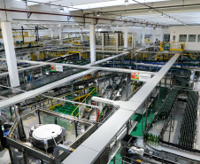 O Grupo Heineken confirmou novos investimentos no Paraná. Em cerimônia com o governador Carlos Massa Ratinho Junior, nesta quarta-feira (11), na unidade da indústria, em Ponta Grossa, a cervejaria anunciou que vai destinar R$ 865 milhões até 2021 para a ampliação da produção da planta, concentrada em rótulos como Heineken e Amstel. Serão 600 novos empregos entre diretos e indiretos.