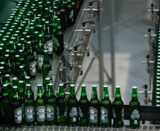 O Grupo Heineken confirmou novos investimentos no Paraná. Em cerimônia com o governador Carlos Massa Ratinho Junior, nesta quarta-feira (11), na unidade da indústria, em Ponta Grossa, a cervejaria anunciou que vai destinar R$ 865 milhões até 2021 para a ampliação da produção da planta, concentrada em rótulos como Heineken e Amstel. Serão 600 novos empregos entre diretos e indiretos.
