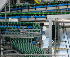 O Grupo Heineken confirmou novos investimentos no Paraná. Em cerimônia com o governador Carlos Massa Ratinho Junior, nesta quarta-feira (11), na unidade da indústria, em Ponta Grossa, a cervejaria anunciou que vai destinar R$ 865 milhões até 2021 para a ampliação da produção da planta, concentrada em rótulos como Heineken e Amstel. Serão 600 novos empregos entre diretos e indiretos.