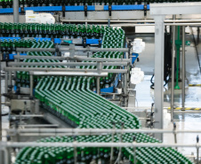O Grupo Heineken confirmou novos investimentos no Paraná. Em cerimônia com o governador Carlos Massa Ratinho Junior, nesta quarta-feira (11), na unidade da indústria, em Ponta Grossa, a cervejaria anunciou que vai destinar R$ 865 milhões até 2021 para a ampliação da produção da planta, concentrada em rótulos como Heineken e Amstel. Serão 600 novos empregos entre diretos e indiretos.