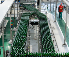 O Grupo Heineken confirmou novos investimentos no Paraná. Em cerimônia com o governador Carlos Massa Ratinho Junior, nesta quarta-feira (11), na unidade da indústria, em Ponta Grossa, a cervejaria anunciou que vai destinar R$ 865 milhões até 2021 para a ampliação da produção da planta, concentrada em rótulos como Heineken e Amstel. Serão 600 novos empregos entre diretos e indiretos.