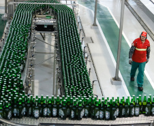O Grupo Heineken confirmou novos investimentos no Paraná. Em cerimônia com o governador Carlos Massa Ratinho Junior, nesta quarta-feira (11), na unidade da indústria, em Ponta Grossa, a cervejaria anunciou que vai destinar R$ 865 milhões até 2021 para a ampliação da produção da planta, concentrada em rótulos como Heineken e Amstel. Serão 600 novos empregos entre diretos e indiretos.