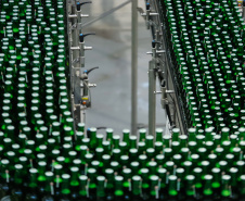 O Grupo Heineken confirmou novos investimentos no Paraná. Em cerimônia com o governador Carlos Massa Ratinho Junior, nesta quarta-feira (11), na unidade da indústria, em Ponta Grossa, a cervejaria anunciou que vai destinar R$ 865 milhões até 2021 para a ampliação da produção da planta, concentrada em rótulos como Heineken e Amstel. Serão 600 novos empregos entre diretos e indiretos.
