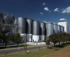 O Grupo Heineken confirmou novos investimentos no Paraná. Em cerimônia com o governador Carlos Massa Ratinho Junior, nesta quarta-feira (11), na sede da indústria, em Ponta Grossa, a cervejaria anunciou que vai destinar R$ 865 milhões até 2021 para a ampliação da produção da planta, concentrada em rótulos como Heineken e Amstel. Serão 600 novos empregos entre diretos e indiretos. O empreendimento tem o apoio do Governo do Estado por meio do Programa Paraná Competitivo.