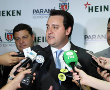 O Grupo Heineken confirmou novos investimentos no Paraná. Em cerimônia com o governador Carlos Massa Ratinho Junior, nesta quarta-feira (11), na sede da indústria, em Ponta Grossa, a cervejaria anunciou que vai destinar R$ 865 milhões até 2021 para a ampliação da produção da planta, concentrada em rótulos como Heineken e Amstel. Serão 600 novos empregos entre diretos e indiretos. O empreendimento tem o apoio do Governo do Estado por meio do Programa Paraná Competitivo.