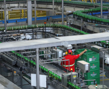 O Grupo Heineken confirmou novos investimentos no Paraná. Em cerimônia com o governador Carlos Massa Ratinho Junior, nesta quarta-feira (11), na sede da indústria, em Ponta Grossa, a cervejaria anunciou que vai destinar R$ 865 milhões até 2021 para a ampliação da produção da planta, concentrada em rótulos como Heineken e Amstel. Serão 600 novos empregos entre diretos e indiretos. O empreendimento tem o apoio do Governo do Estado por meio do Programa Paraná Competitivo.