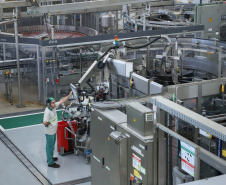 O Grupo Heineken confirmou novos investimentos no Paraná. Em cerimônia com o governador Carlos Massa Ratinho Junior, nesta quarta-feira (11), na sede da indústria, em Ponta Grossa, a cervejaria anunciou que vai destinar R$ 865 milhões até 2021 para a ampliação da produção da planta, concentrada em rótulos como Heineken e Amstel. Serão 600 novos empregos entre diretos e indiretos. O empreendimento tem o apoio do Governo do Estado por meio do Programa Paraná Competitivo.