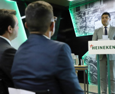 O Grupo Heineken confirmou novos investimentos no Paraná. Em cerimônia com o governador Carlos Massa Ratinho Junior, nesta quarta-feira (11), na sede da indústria, em Ponta Grossa, a cervejaria anunciou que vai destinar R$ 865 milhões até 2021 para a ampliação da produção da planta, concentrada em rótulos como Heineken e Amstel. Serão 600 novos empregos entre diretos e indiretos. O empreendimento tem o apoio do Governo do Estado por meio do Programa Paraná Competitivo.