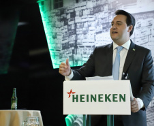 O Grupo Heineken confirmou novos investimentos no Paraná. Em cerimônia com o governador Carlos Massa Ratinho Junior, nesta quarta-feira (11), na sede da indústria, em Ponta Grossa, a cervejaria anunciou que vai destinar R$ 865 milhões até 2021 para a ampliação da produção da planta, concentrada em rótulos como Heineken e Amstel. Serão 600 novos empregos entre diretos e indiretos. O empreendimento tem o apoio do Governo do Estado por meio do Programa Paraná Competitivo.