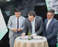 O Grupo Heineken confirmou novos investimentos no Paraná. Em cerimônia com o governador Carlos Massa Ratinho Junior, nesta quarta-feira (11), na sede da indústria, em Ponta Grossa, a cervejaria anunciou que vai destinar R$ 865 milhões até 2021 para a ampliação da produção da planta, concentrada em rótulos como Heineken e Amstel. Serão 600 novos empregos entre diretos e indiretos. O empreendimento tem o apoio do Governo do Estado por meio do Programa Paraná Competitivo.