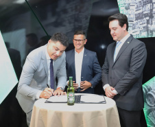 O Grupo Heineken confirmou novos investimentos no Paraná. Em cerimônia com o governador Carlos Massa Ratinho Junior, nesta quarta-feira (11), na sede da indústria, em Ponta Grossa, a cervejaria anunciou que vai destinar R$ 865 milhões até 2021 para a ampliação da produção da planta, concentrada em rótulos como Heineken e Amstel. Serão 600 novos empregos entre diretos e indiretos. O empreendimento tem o apoio do Governo do Estado por meio do Programa Paraná Competitivo.