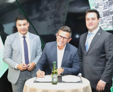 O Grupo Heineken confirmou novos investimentos no Paraná. Em cerimônia com o governador Carlos Massa Ratinho Junior, nesta quarta-feira (11), na sede da indústria, em Ponta Grossa, a cervejaria anunciou que vai destinar R$ 865 milhões até 2021 para a ampliação da produção da planta, concentrada em rótulos como Heineken e Amstel. Serão 600 novos empregos entre diretos e indiretos. O empreendimento tem o apoio do Governo do Estado por meio do Programa Paraná Competitivo.