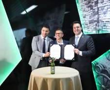 O Grupo Heineken confirmou novos investimentos no Paraná. Em cerimônia com o governador Carlos Massa Ratinho Junior, nesta quarta-feira (11), na sede da indústria, em Ponta Grossa, a cervejaria anunciou que vai destinar R$ 865 milhões até 2021 para a ampliação da produção da planta, concentrada em rótulos como Heineken e Amstel. Serão 600 novos empregos entre diretos e indiretos. O empreendimento tem o apoio do Governo do Estado por meio do Programa Paraná Competitivo.