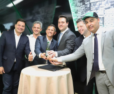 O Grupo Heineken confirmou novos investimentos no Paraná. Em cerimônia com o governador Carlos Massa Ratinho Junior, nesta quarta-feira (11), na sede da indústria, em Ponta Grossa, a cervejaria anunciou que vai destinar R$ 865 milhões até 2021 para a ampliação da produção da planta, concentrada em rótulos como Heineken e Amstel. Serão 600 novos empregos entre diretos e indiretos. O empreendimento tem o apoio do Governo do Estado por meio do Programa Paraná Competitivo.