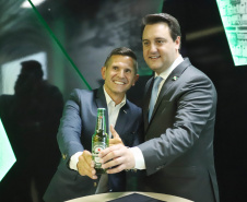 O Grupo Heineken confirmou novos investimentos no Paraná. Em cerimônia com o governador Carlos Massa Ratinho Junior, nesta quarta-feira (11), na sede da indústria, em Ponta Grossa, a cervejaria anunciou que vai destinar R$ 865 milhões até 2021 para a ampliação da produção da planta, concentrada em rótulos como Heineken e Amstel. Serão 600 novos empregos entre diretos e indiretos. O empreendimento tem o apoio do Governo do Estado por meio do Programa Paraná Competitivo.