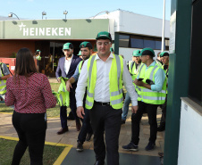 O Grupo Heineken confirmou novos investimentos no Paraná. Em cerimônia com o governador Carlos Massa Ratinho Junior, nesta quarta-feira (11), na sede da indústria, em Ponta Grossa, a cervejaria anunciou que vai destinar R$ 865 milhões até 2021 para a ampliação da produção da planta, concentrada em rótulos como Heineken e Amstel. Serão 600 novos empregos entre diretos e indiretos. O empreendimento tem o apoio do Governo do Estado por meio do Programa Paraná Competitivo.