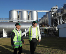 O Grupo Heineken confirmou novos investimentos no Paraná. Em cerimônia com o governador Carlos Massa Ratinho Junior, nesta quarta-feira (11), na sede da indústria, em Ponta Grossa, a cervejaria anunciou que vai destinar R$ 865 milhões até 2021 para a ampliação da produção da planta, concentrada em rótulos como Heineken e Amstel. Serão 600 novos empregos entre diretos e indiretos. O empreendimento tem o apoio do Governo do Estado por meio do Programa Paraná Competitivo.