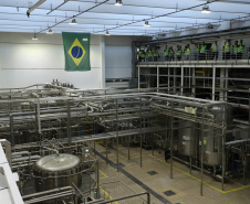 O Grupo Heineken confirmou novos investimentos no Paraná. Em cerimônia com o governador Carlos Massa Ratinho Junior, nesta quarta-feira (11), na sede da indústria, em Ponta Grossa, a cervejaria anunciou que vai destinar R$ 865 milhões até 2021 para a ampliação da produção da planta, concentrada em rótulos como Heineken e Amstel. Serão 600 novos empregos entre diretos e indiretos. O empreendimento tem o apoio do Governo do Estado por meio do Programa Paraná Competitivo.