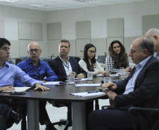 Uma videoconferência realizada em Curitiba nesta quarta-feira (11) deu continuidade às discussões para o desenvolvimento urbano sustentável em uma Nova Agenda Urbana (NAU), que pretende tornar as cidades e os assentamentos urbanos inclusivos, seguros, resilientes e sustentáveis. Participaram os secretários de Estado do Desenvolvimento Urbano e de Obras Públicas, João Carlos Ortega, e do Planejamento, Valdemar Bernardo Jorge, representantes da ONU-Habitat e outras entidades envolvidas.
