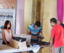 Técnicos da Diretoria de Gestão Territorial do Instituto Água e Terra entregaram nesta quarta-feira (11) mapas e memoriais descritivos a 108 pequenos agricultores da região de Guaraqueçaba que possuem imóveis particulares, mas sem registro. A documentação é essencial para o ajuizamento da ação de usucapião, que levará ao registro do imóvel. Foto: Denis ferreira Netto/SEDEST