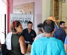 Técnicos da Diretoria de Gestão Territorial do Instituto Água e Terra entregaram nesta quarta-feira (11) mapas e memoriais descritivos a 108 pequenos agricultores da região de Guaraqueçaba que possuem imóveis particulares, mas sem registro. A documentação é essencial para o ajuizamento da ação de usucapião, que levará ao registro do imóvel. Foto: Denis ferreira Netto/SEDEST