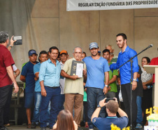 Técnicos da Diretoria de Gestão Territorial do Instituto Água e Terra entregaram nesta quarta-feira (11) mapas e memoriais descritivos a 108 pequenos agricultores da região de Guaraqueçaba que possuem imóveis particulares, mas sem registro. A documentação é essencial para o ajuizamento da ação de usucapião, que levará ao registro do imóvel. Foto: Denis ferreira Netto/SEDEST