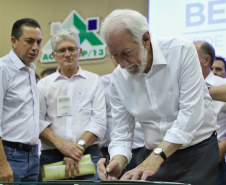 Francisco Beltrão, no Sudoeste do Estado, é a capital do Estado. O vice-governador Darci Piana assinou nesta sexta-feira (13) o decreto de transferência da capital administrativa do Paraná para o município e inaugurou a agenda de despachos e liberações do Poder Executivo com lideranças políticas e empresariais da região.
