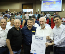Francisco Beltrão, no Sudoeste do Estado, é a capital do Estado. O vice-governador Darci Piana assinou nesta sexta-feira (13) o decreto de transferência da capital administrativa do Paraná para o município e inaugurou a agenda de despachos e liberações do Poder Executivo com lideranças políticas e empresariais da região. Curitiba, 13/03/2020. Foto: José Fernando Ogura/AEN