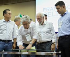 O vice-governador Darci Piana assinou nesta sexta-feira (13), em Francisco Beltrão, decreto que regulamenta a lei 17.773/2013 que instituiu o Sistema Unificado Estadual de Sanidade Agroindustrial Familiar, Artesanal e de Pequeno Porte do Paraná (Susaf-PR).