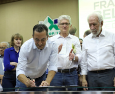 O vice-governador Darci Piana assinou nesta sexta-feira (13), em Francisco Beltrão, decreto que regulamenta a lei 17.773/2013 que instituiu o Sistema Unificado Estadual de Sanidade Agroindustrial Familiar, Artesanal e de Pequeno Porte do Paraná (Susaf-PR).