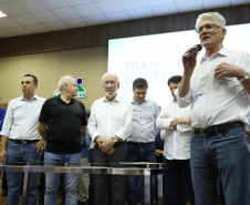 O vice-governador Darci Piana assinou nesta sexta-feira (13), em Francisco Beltrão, decreto que regulamenta a lei 17.773/2013 que instituiu o Sistema Unificado Estadual de Sanidade Agroindustrial Familiar, Artesanal e de Pequeno Porte do Paraná (Susaf-PR).