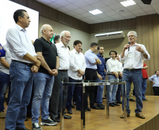 O vice-governador Darci Piana assinou nesta sexta-feira (13), em Francisco Beltrão, decreto que regulamenta a lei 17.773/2013 que instituiu o Sistema Unificado Estadual de Sanidade Agroindustrial Familiar, Artesanal e de Pequeno Porte do Paraná (Susaf-PR).