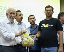 O vice-governador Darci Piana assinou nesta sexta-feira (13), em Francisco Beltrão, decreto que regulamenta a lei 17.773/2013 que instituiu o Sistema Unificado Estadual de Sanidade Agroindustrial Familiar, Artesanal e de Pequeno Porte do Paraná (Susaf-PR).